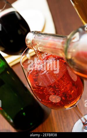 In der Nähe von Wein in ein Weinglas geschüttet wurde Stockfoto
