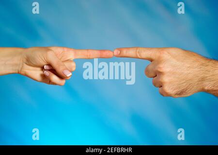 Nahaufnahme eines Mannes und ein womanÅ½s Fingerspitzen berühren Stockfoto