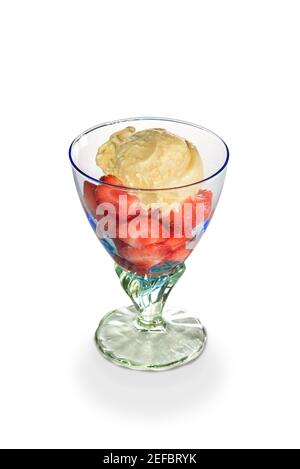 Erdbeeren in Scheiben geschnitten mit Eis in Glas isoliert auf weiß Hintergrund Stockfoto