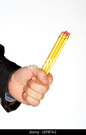 Nahaufnahme einer personÅ½s Hand mit drei Bleistiften Stockfoto