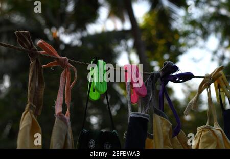 Bunte Clips und Tags in Wäscheleine Stockfoto