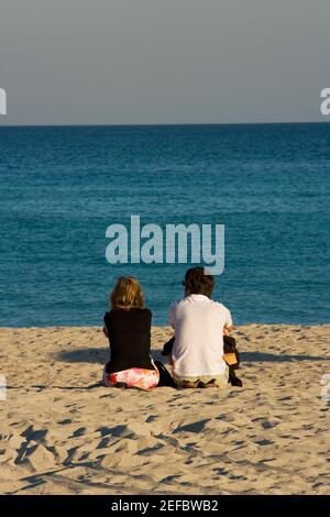 Rückansicht eines Mannes und einer Frau am Strand, South Beach, Miami, Florida, USA Stockfoto