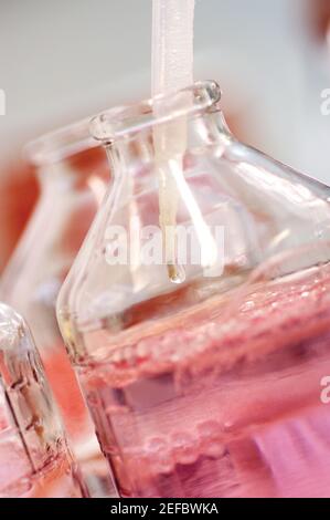 Nahaufnahme einer Pipette in Chemikalien in einem Glasgefäß Stockfoto