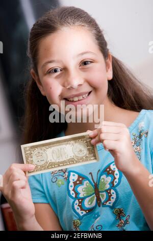 Porträt eines Mädchens, das Papiergeld hält Stockfoto