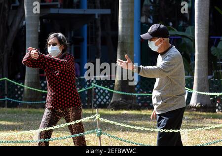 Hongkong, China. Februar 2021, 17th. Menschen tragen Gesichtsmasken tun Sport im Freien in Hong Kong, Südchina, 17. Februar 2021. Das Zentrum für Gesundheitsschutz in Hongkong (CHP) meldete am Mittwoch 16 weitere bestätigte Fälle von COVID-19, insgesamt 10.812. Kredit: Lo Ping Fai/Xinhua/Alamy Live Nachrichten Stockfoto