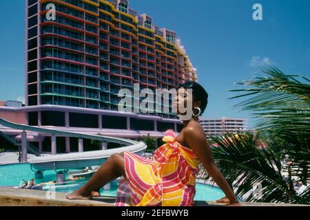Wanda Strachan trägt einen Sarong, Crystal Palace Hotel, Nassau, Bahamas Stockfoto