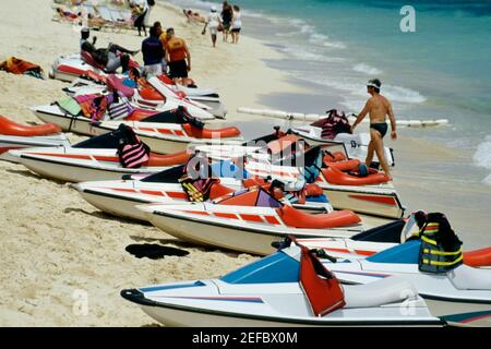 Seitenansicht von Motorbooten an einer Küste, Crystal Palace Hotel, Nassau, Bahamas Stockfoto