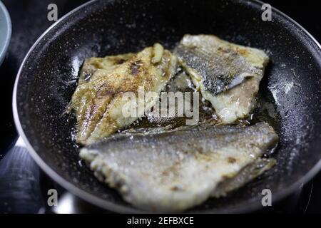 Köstliche braten Dorado oder dorade Fisch mit Zitronen- und Orangenscheiben, Gewürze, und Rosmarin auf Backbleche auf Holz- Tabelle, Ansicht von oben Stockfoto