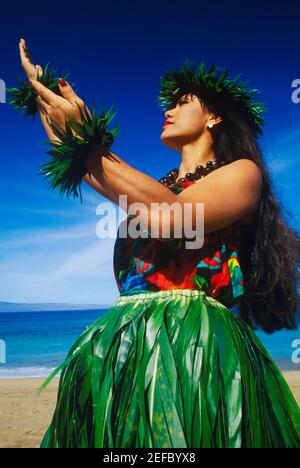 Low-Angle-Ansicht einer Hula-Tänzerin, die am Strand tanzt, Hawaii, USA Stockfoto