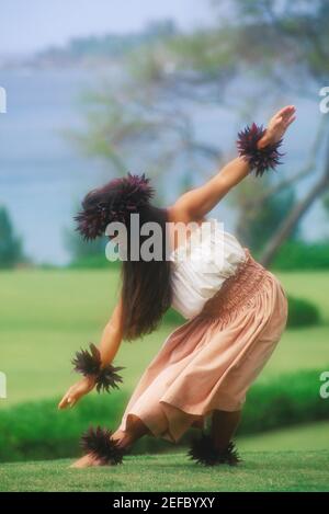 Hula Tänzerin tanzt auf einer Wiese, Hawaii, USA Stockfoto