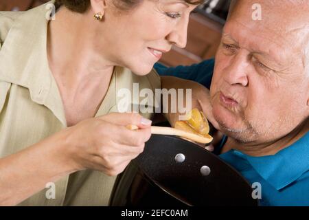 Nahaufnahme einer älteren Frau, die einen älteren Mann füttert Stockfoto