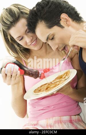 Nahaufnahme eines jungen Paares beim Frühstück Stockfoto