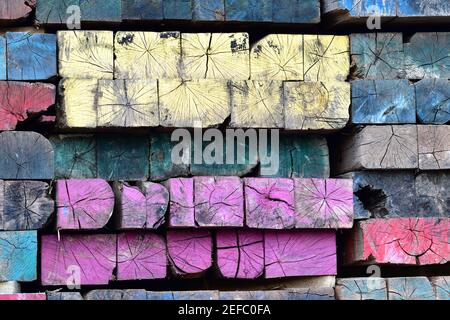 Lebendige Mehrfarbige Holz Mosaik Lackiert Gealterte Verwitterte Industrie Balken. Stockfoto