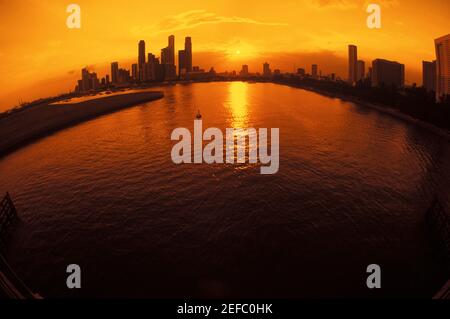 Silhouette von Gebäuden an der Uferpromenade, Singapur Stockfoto