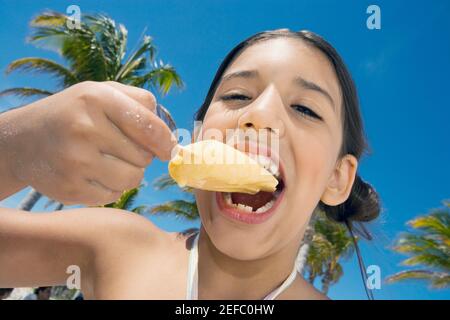 Porträt eines Mädchens, ein Eis essen Stockfoto