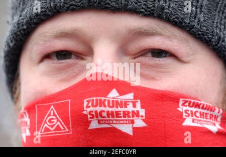 17. Februar 2021, Mecklenburg-Vorpommern, Warnemünde: Die Schutzmaske eines Teilnehmers lautet "Zukunft sichern" und "IGM" bei einer Protestkundgebung der Beschäftigten vor der MV Werft in Warnemünde. Die Werftarbeiter sind dem Aufruf der IG Metall gefolgt, die ihre Forderungen an die Werften MV betont, die mit Arbeitsplatzabbau bedroht sind. Sie fordert, dass die Bundesregierung so schnell wie möglich Geld aus dem Fonds für wirtschaftliche Stabilisierung zur Verfügung stellt und die Kurzzeitarbeitsregelung verlängert. Foto: Bernd Wüstneck/dpa-Zentralbild Stockfoto