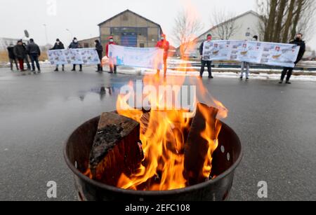 17. Februar 2021, Mecklenburg-Vorpommern, Warnemünde: Mitarbeiter versammeln sich vor der MV Werft in Warnemünde zu einer Protestkundgebung. Die Werftarbeiter sind dem Aufruf der IG Metall gefolgt, die ihre Forderungen an die Werften MV betont, die mit Arbeitsplatzabbau bedroht sind. Sie fordern, dass die Bundesregierung so schnell wie möglich Geld aus dem Fonds für wirtschaftliche Stabilisierung zur Verfügung stellt und die Kurzzeitarbeitsregelung verlängert. Foto: Bernd Wüstneck/dpa-Zentralbild/ZB Stockfoto