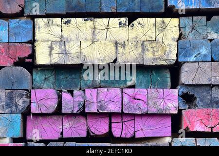 Lebendige Mehrfarbige Holz Mosaik Lackiert Gealterte Verwitterte Industrie Balken. Stockfoto