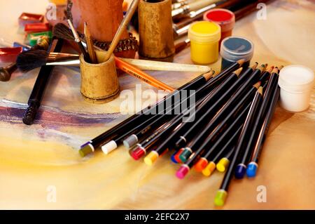 Hohe Winkelansicht von Farbstiften mit Pinsel und Farben Stockfoto