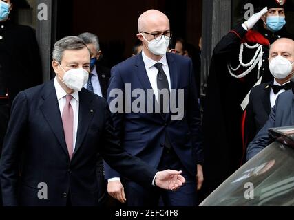 Mario Draghi verlässt den Senat am Tag seines ersten Vertrauens in seine Regierung, an seiner Seite Federico D'Incà (Minister für die Beziehungen zum Parlament) Stockfoto