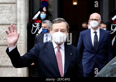 Mario Draghi verlässt den Senat am Tag seines ersten Vertrauens in seine Regierung, an seiner Seite Federico D'Incà (Minister für die Beziehungen zum Parlament) Stockfoto