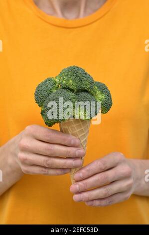 Konzeptionelle Eiscreme in Waffelkegel aus Broccoli-Gemüse Stockfoto