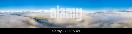 Über den Wolken bei Portnoo in der Grafschaft Donegal mit Nebel - Irland. Stockfoto