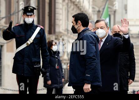 Rom, Italien. Februar 2021, 17th. Mario Draghi kommt bei der Abgeordnetenkammer an, um die Rede, die er gerade in der Senatskammer gehalten hat, zu hinterlegen.Quelle: Independent Photo Agency/Alamy Live News Stockfoto