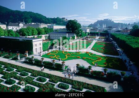 Hochwinkelansicht eines Schlosses umgeben von einem Garten, Schloss Mirabell, Salzburg, Österreich Stockfoto