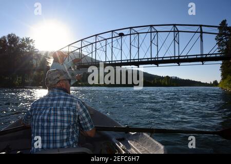 Tim und Joanne Linehan, Eigentümer der Linehan Outfitting Company, Fliegenfischen am Kootenai River. Lincoln County, Montana. (Foto von Randy Beacham) Stockfoto