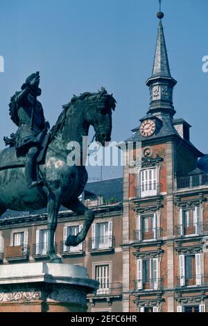 Niedrige Ansicht einer Statue vor einem Gebäude, Statue von Philip III, Madrid, Spanien Stockfoto