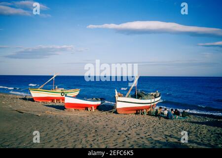 Fischerboote am Strand, Marbella, Andalusien, Spanien Stockfoto