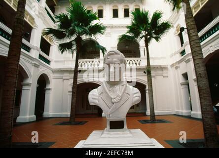 Statue von Sir Thomas Stamford Verlosungen in einem Innenhof eines Hotels, Raffles Hotel, Singapur Stockfoto