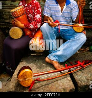 Nahaufnahme von zwei Musikern in einem Tempel, Ta Prohm Temple, Angkor, Siem Reap, Kambodscha Stockfoto