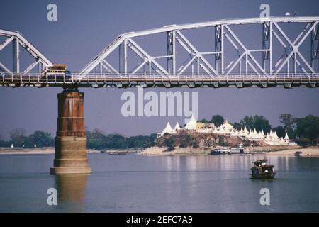 Brücke über einen Fluss mit einer Pagode im Hintergrund, Ava Brücke, Shwe Kyet Pagode, Ayeyarwady Fluss, Mandalay, Myanmar Stockfoto