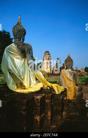 Statuen von sitzenden Buddha in einem Tempel, Wat Phra Phai Luang, Thailand Stockfoto