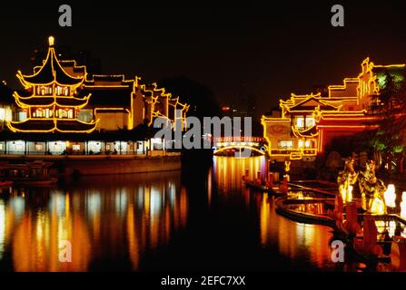 Spiegelung eines beleuchteten Tempels im Wasser, konfuzianischer Tempel, Nanjing, Provinz Jiangsu, China Stockfoto