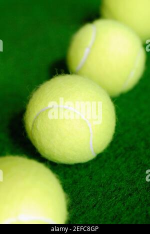 High-Angle-Ansicht von vier Tennisbällen in einer Reihe Stockfoto