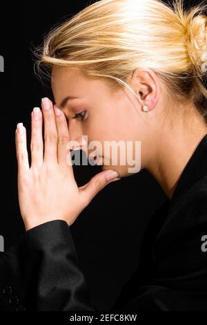 Seitenansicht einer jungen Frau denken Stockfoto