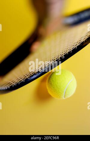 Blick auf einen Tennisschläger und einen Tennisschläger Ball Stockfoto