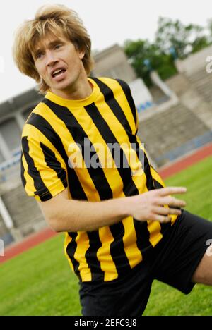 Nahaufnahme eines Fußballspielers, der auf einem Fußballfeld läuft Stockfoto