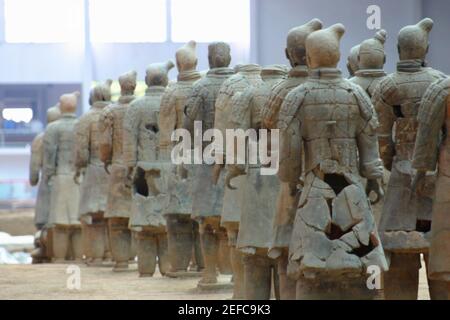 Statuen von Terrakotta-Soldaten in einer Reihe, XiÅ½an, Provinz Shaanxi, China Stockfoto