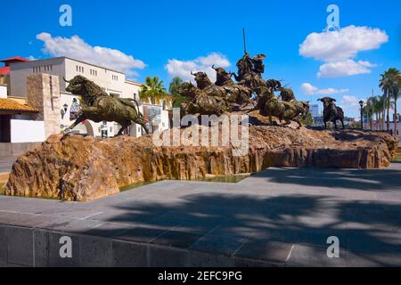 Stierstatuen an einem Denkmal, Monumento al Encierro. Aguascalientes, Mexiko Stockfoto