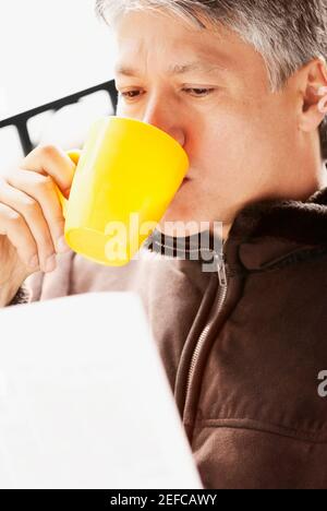 Nahaufnahme eines älteren Mannes, der Kaffee trinkt Stockfoto