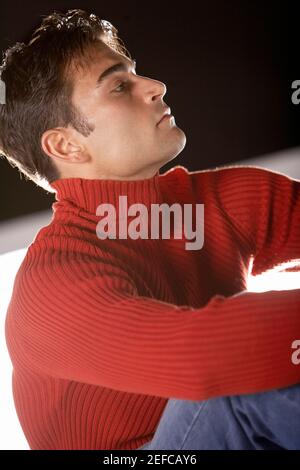 Nahaufnahme eines jungen Mannes denken Stockfoto