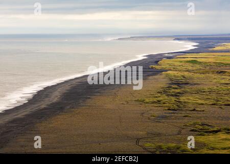 Berühmter schwarzer Strand von Dyrholaey aus gesehen in Island Stockfoto