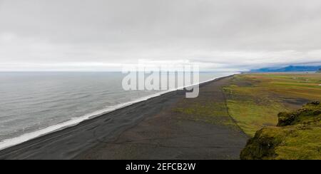 Berühmter schwarzer Strand von Dyrholaey aus gesehen in Island Stockfoto