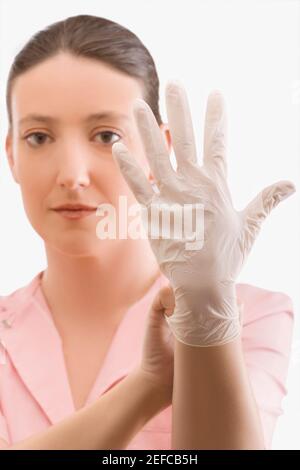 Krankenschwester, die einen chirurgischen Handschuh anlegt Stockfoto