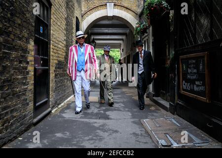 Dapper British Chaps and Chapettes at ' The Grand Flaneur' CHAP Walk, Mayfair, London, UK Stockfoto