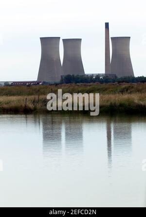 Abendansicht des Old Richborough Power Station, aufgenommen vom River Stour Stockfoto